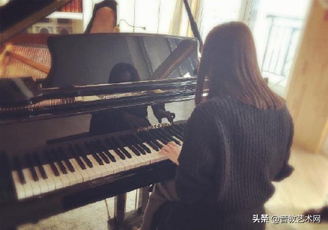 鋼琴彈這麼棒的女明星，當然這麼優雅了