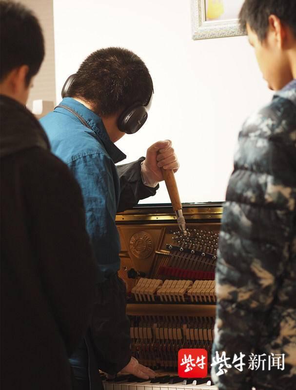 一架鋼琴有8000多個零部件，他諳熟於心，他是揚州首位盲人鋼琴調音師_廈門大學有鋼琴調音專業 – 二手鋼琴展示中心